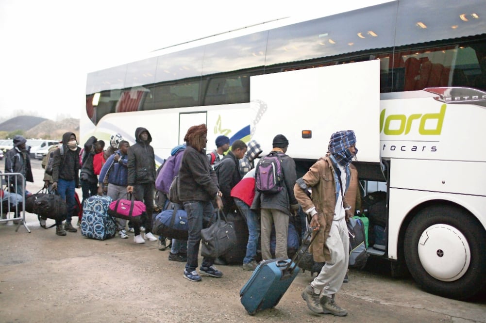 Desde las primeras horas de ayer, los refugiados que vivían el Calais hicieron fila para registrarse y ser llevados a los centros del gobierno (THIBAULT VANDERMERSCH. EFE)
