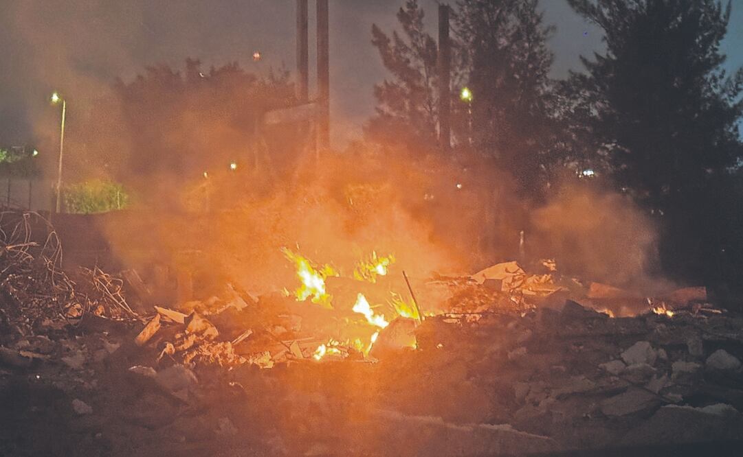 Mientras la comunidad artística protestaba de forma pacífica, un incendio fue presuntamente provocado, lo que culminó en un operativo policiaco. Foto Especial