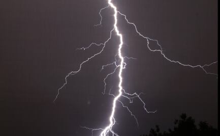 Rayo mata a nueve niños mientras jugaban futbol en Uganda