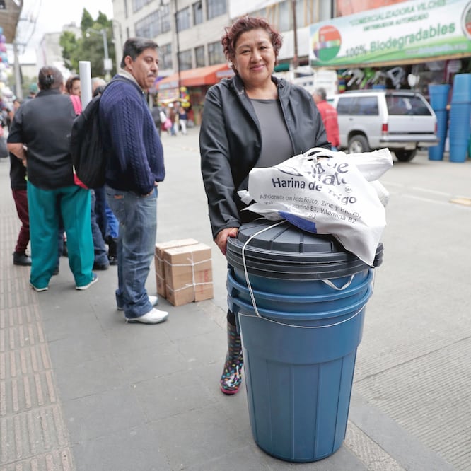La señora Josefina vive en Álvaro Obregón y fue al mercado por botes, que le costaron 150 pesos, en promedio. Foto: IVÁN STEPHENS. EL UNIVERSAL