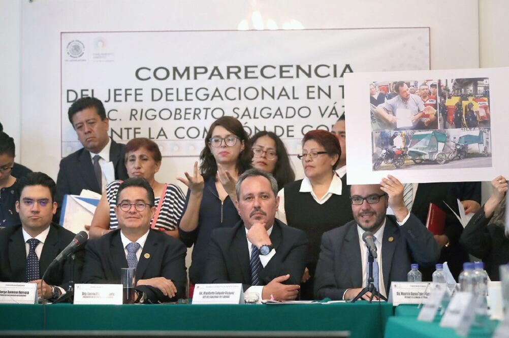 Por más de cuatro horas, el delegado morenista Rigoberto Salgado compareció ante la Comisión de Gobierno del órgano legislativo local, encabezada por el perredista Leonel Luna Estrada (LUCÍA GODÍNEZ. EL UNIVERSAL)
