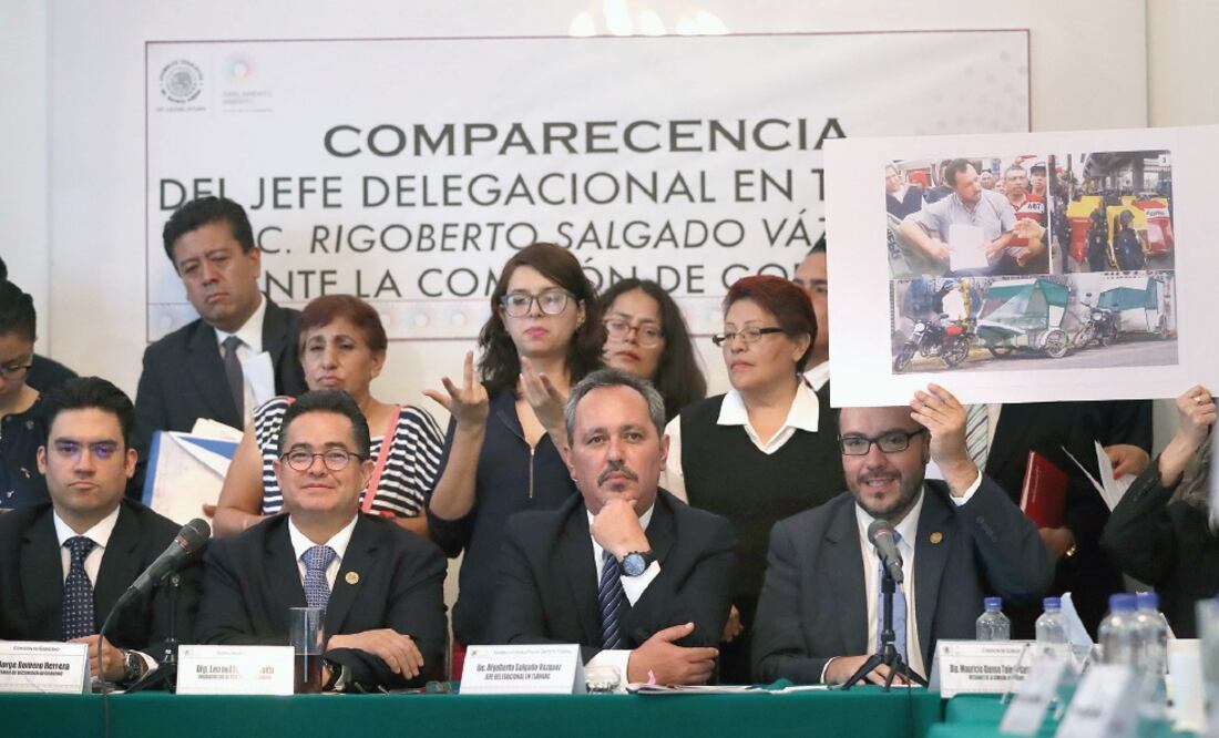 Por más de cuatro horas, el delegado morenista Rigoberto Salgado compareció ante la Comisión de Gobierno del órgano legislativo local, encabezada por el perredista Leonel Luna Estrada (LUCÍA GODÍNEZ. EL UNIVERSAL)