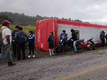 Autobús vuelca en Huitzizilapan, Edomex; 14 pasajeros resultan afectados, entre ellos 8 estudiantes