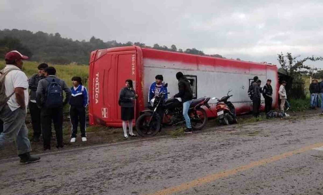 Al lugar acudieron elementos de Protección Civil y Policía municipal para brindar los primeros auxilios a los pasajeros. Foto: Especial