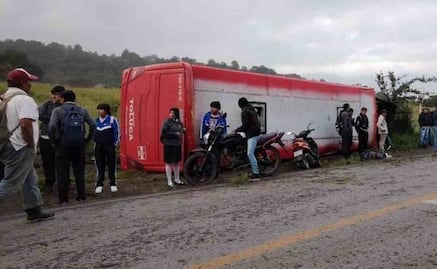 Autobús vuelca en Huitzizilapan, Edomex; 14 pasajeros resultan afectados, entre ellos 8 estudiantes