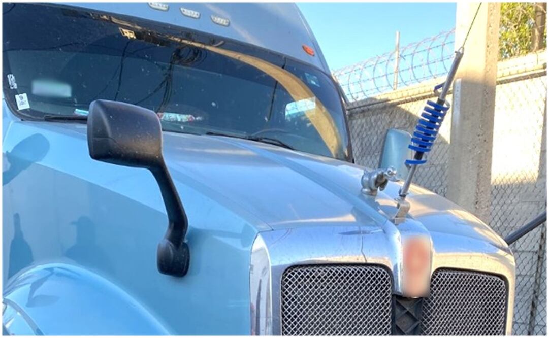 En el interior del tractocamión, se localizaron 203 personas, entre los que había 76 mujeres, 87 hombres y 40 menores, de nacionalidad ecuatoriana, guatemalteca y hondureña. Foto: FGR