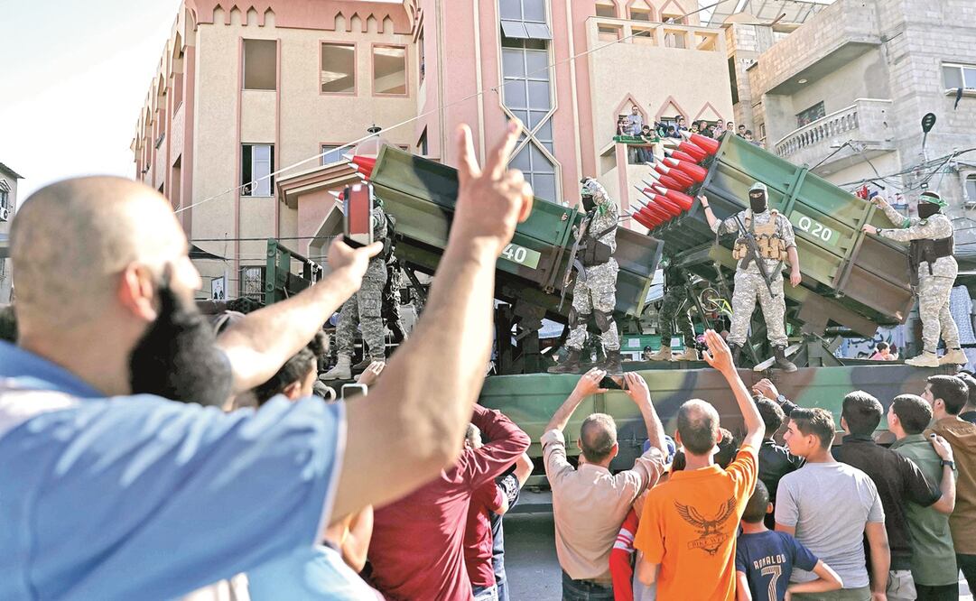 Palestinos, seguidores de las brigadas de Ezzeldin Al-Qassam, el brazo armado de Hamas, ayer en Jan Yunis en el suroeste de la Franja de Gaza. Foto: Thomas Coex. AFP