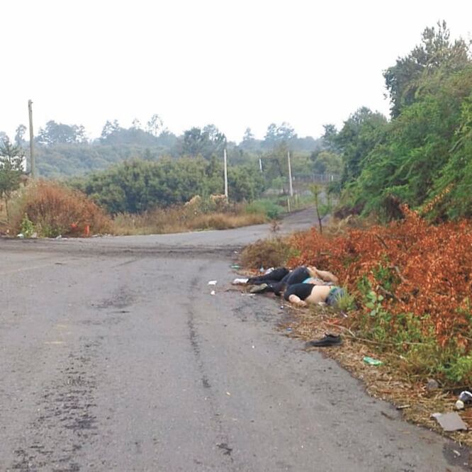 El sábado, los cuerpos de cuatro personas asesinadas a tiros fueron abandonados sobre la carretera Uruapan-Los Reyes. ESPECIAL