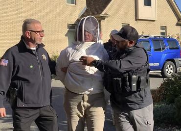 Arrestan a mujer que soltó un enjambre de abejas contra de un grupo de policías en EU