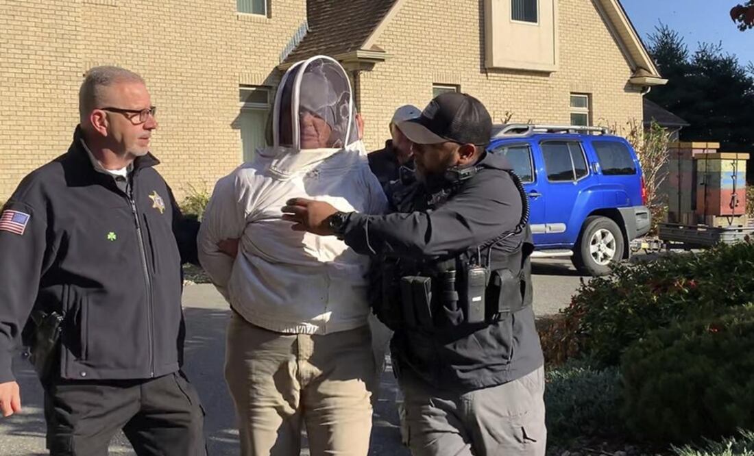 Policías arrestan a Rorie S. Woods, de 55 años, quien viste un traje de apicultura, en Hadley, Massachusetts. Foto: AP