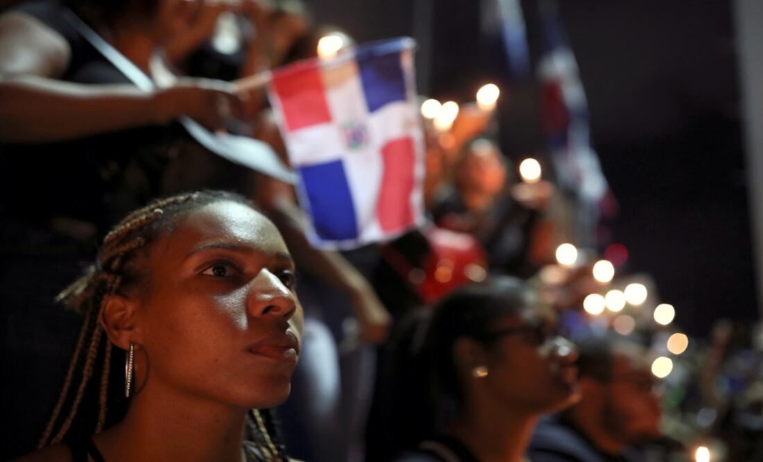 People light candles at a gathering in front of the Central Electoral Board to protest on the suspension of nationwide municipal elections due to an electronic glitch only four hours after voting began on last Sunday - Photo: Ricardo Rojas/REUTERS