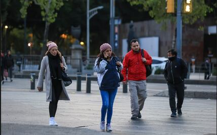 FOTOS: Capitalinos no dejan los abrigos y bufandas; seguirá el frío en la CDMX