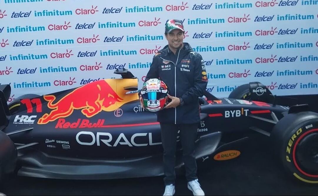 Checo Pérez en la presentación de sus casco para el Gran Premio de México 2022 - FOTO: Oscar Torres / El Universal