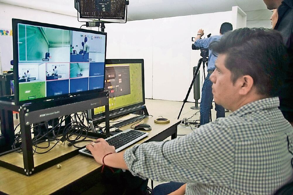 Ante la negativa de profesores afiliados a la Sección 22 de la CNTE de iniciar el ciclo escolar 2016-2017, el Instituto Estatal de Educación Pública de Oax aca propuso impartir clases por televisión para escolares del nivel básico (BARAK TORRES)