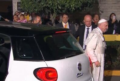 Pese al cansancio, Papa dialoga con personas al llegar a Nunciatura