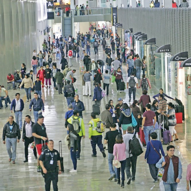 Desde 2017, detalla un informe del AICM, se detectaron en la Terminal 1 desniveles y deslizamientos hacia las pistas del aeropuerto. ARCHIVO EL UNIVERSAL