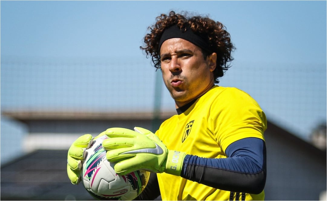FOTO: @afs_viladasaves - Guillermo Ochoa es 'borrado' por el AVS de Portugal; no apareció en los festejos del equipo tras salvar la categoría