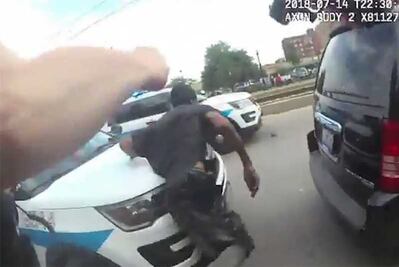 Divulgan video de muerte de afroamericano abatido por policías de Chicago