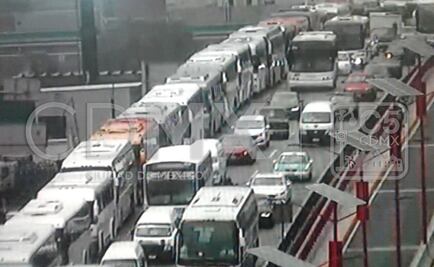 Concentración de autobuses afecta tránsito en Periférico y la México-Pachuca