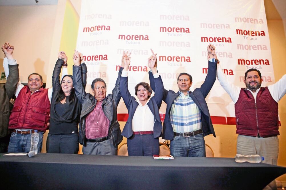 Los candidatos de Morena, Delfina Gómez (centro), Higinio Martínez (izquie rd a) y Juan Rodolfo (derecha), agradecieron la confianza que los mexiquenses (JORGE ALVARARO. EL UNIVERSAL)