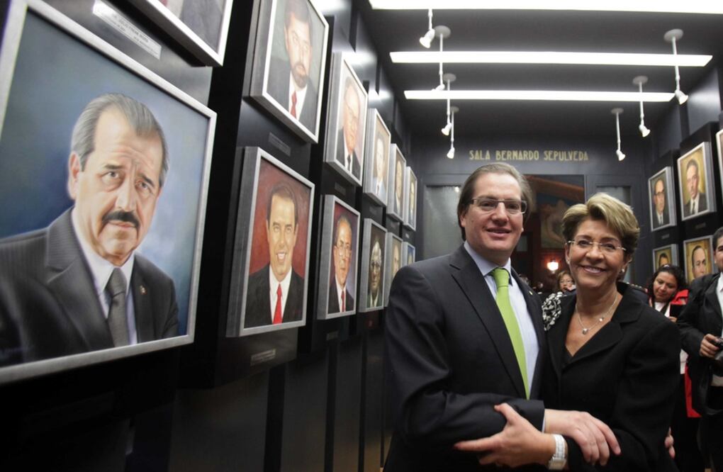 Retratos a lápiz de cabeza y hombros, pinturas a pastel y en óleo, así como fotografías oficiales que adornan los pasillos, oficinas y edificios gubernamentales han tenido en México un costo de poco más de 5 millones de pesos de dinero público en los últimos diez años. 