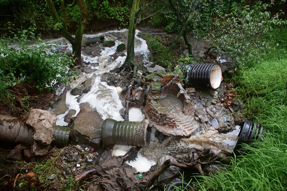 Habitantes de San Pedro y San Pablo Oztotepec, el pueblo vecino, cuentan que la presencia de mosquitos es mayor y las personas se han empezado a enfermar con más frecuencia. Fotos de Gabriel Pano. El Universal