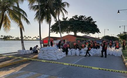 Colocan costales con arena en márgenes del río Papaloapan; buscan impedir inundación de Tlacotalpan, Patrimonio Cultural de la Humanidad