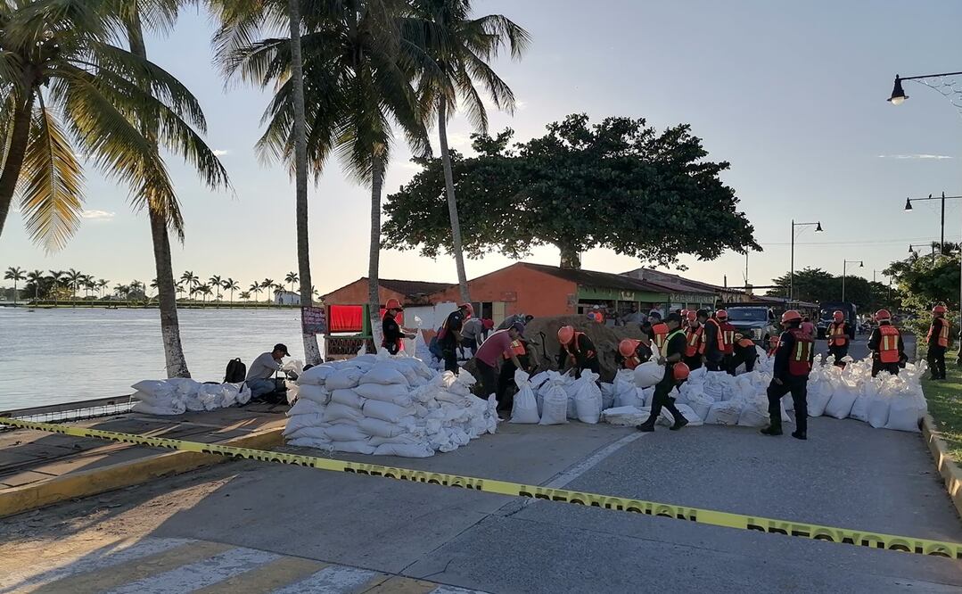 Marchas forzadas para salvar de inundación a Tlacotalpan. Foto: Especial
