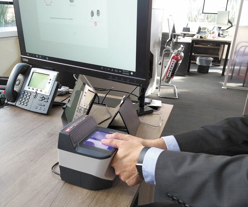 La lectura de huella digital, entre otras medidas, busca que haya más seguridad contra defraudadores. Foto: ARCHIVO EL UNIVERSAL