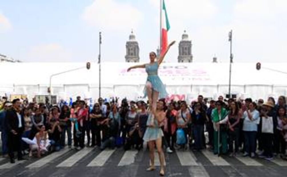 La danza clásica tomó los cruces peatonales