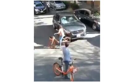 Captan agresión de conductor de auto de lujo a ciclista en la Condesa