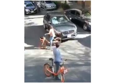 Captan agresión de conductor de auto de lujo a ciclista en la Condesa