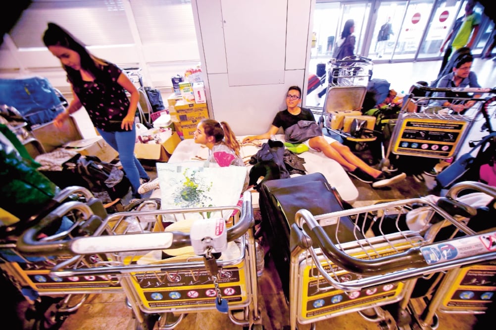 Hace unos días, unos 200 mexicanos se quedaron varados en el aeropuerto de Madrid, España (JUAN CARLOS ROJAS. EL UNIVERSAL)