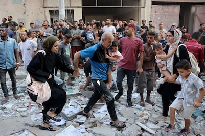 Israel mata a 12 palestinos en ataque a horno comunitario en Ciudad de Gaza; las fuerzas israelíes intensifican sus bombardeos