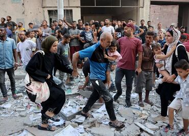 Israel mata a 12 palestinos en ataque a horno comunitario en Ciudad de Gaza; las fuerzas israelíes intensifican sus bombardeos