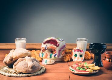 Qué elementos lleva la ofrenda de Día de Muertos