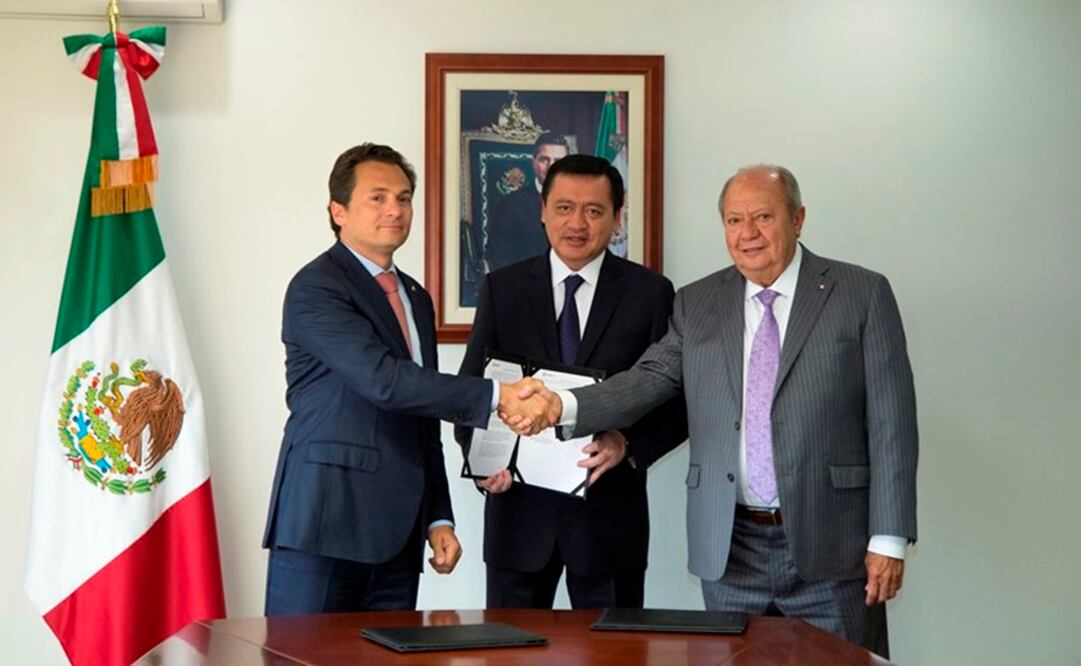 Emilio Lozoya, director de Pemex, y Carlos Romero Deschamps, líder de los petroleros, firmaron el acuerdo. Atestiguó Miguel Ángel Osorio Chong, titular de Segob. /Especial