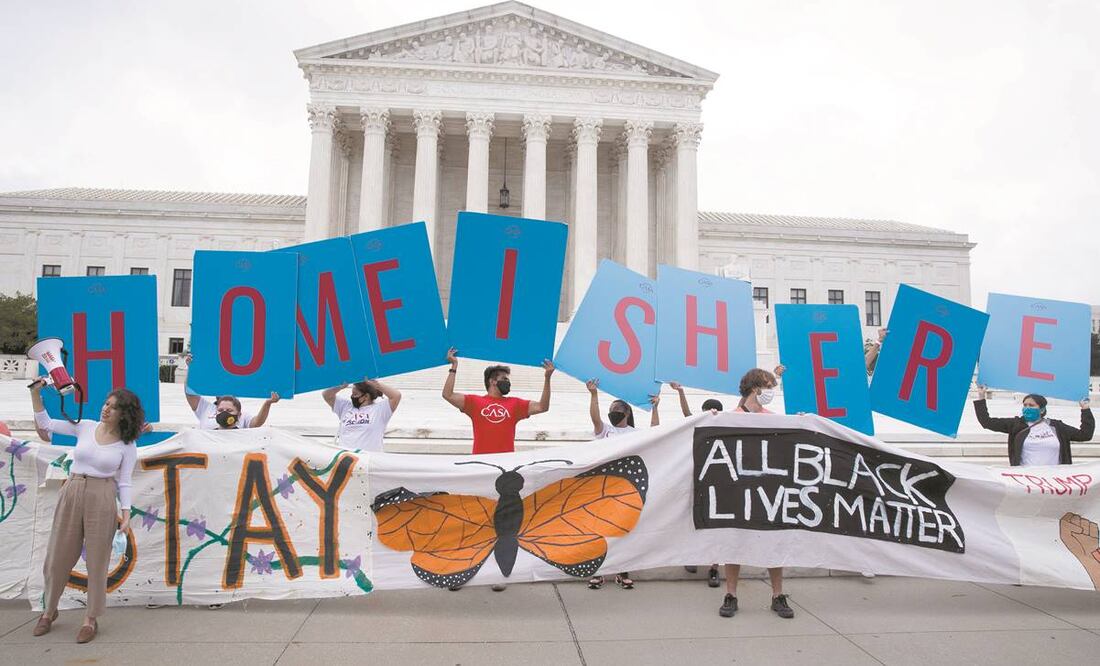 Activistas proinmigrantes se reunieron afuera de la Corte Suprema, en Washington, tras la decisión a favor del programa DACA. Foto: MICHAEL REYNOLDS. EFE