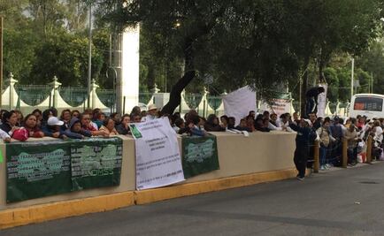 Jubilados del IMSS exigen pago de ahorros afuera de la Convención de Afores
