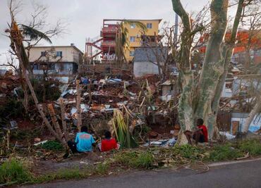 Macron llevará 4 toneladas de ayuda alimentaria y sanitaria a Mayotte; van 31 muertos y 45 heridos por el ciclón Chido