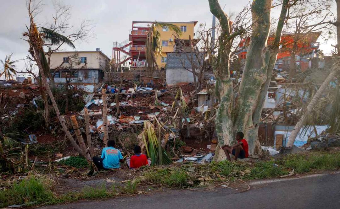 La gente se sienta junto a sus casas dañadas en la ciudad de Mamoudzou, en el territorio francés de Mayotte, en el Océano Índico, el 17 de diciembre de 2024, después de que el ciclón Chido azotara el archipiélago. Los rescatistas corrieron contra el tiempo para llegar a los sobrevivientes y brindar ayuda urgente después de que el devastador ciclón Chido arrasara el territorio francés de Mayotte en el Océano Índico, destruyendo hogares en todas las islas y se teme que hayan muerto cientos de personas. Foto: AP