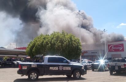 Reportan fuerte incendio en tienda de telas Parisina en centro comercial de Hermosillo