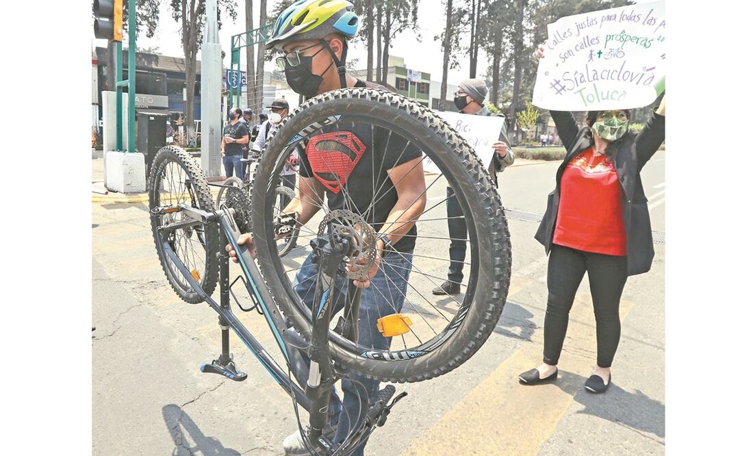 Los ciclistas se manifestaron en la glorieta del Águila. Foto: Jorge Alvarado. EL UNIVERSAL
