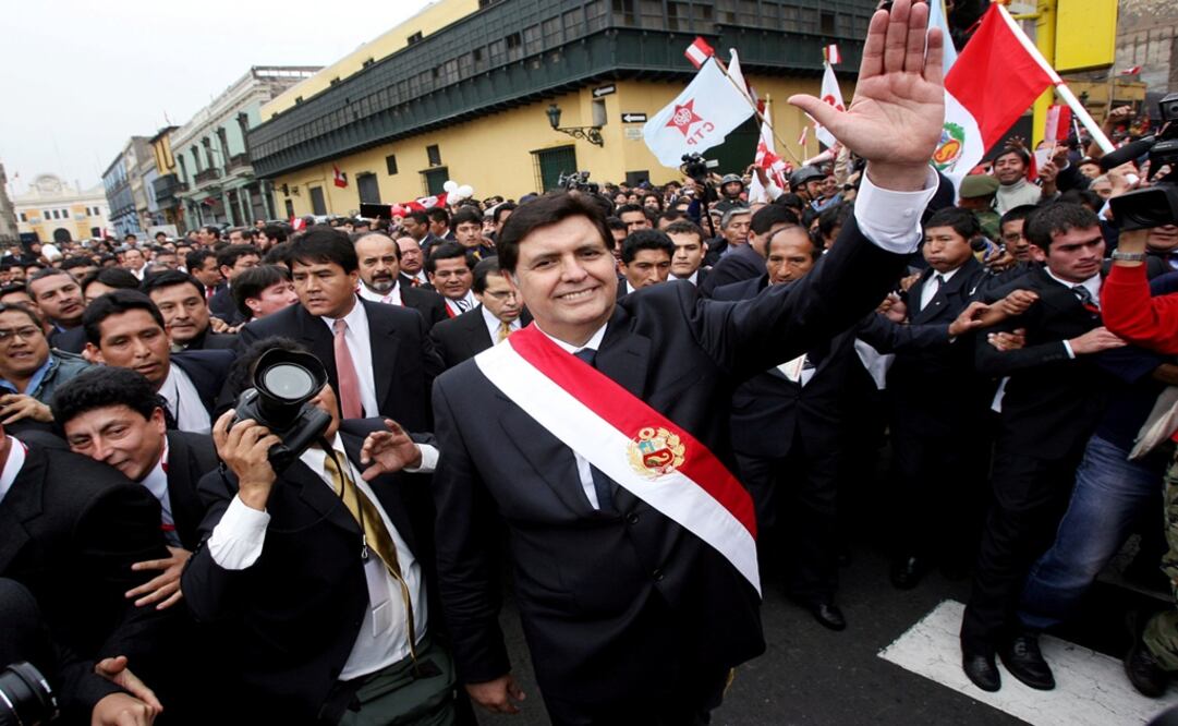 Peru's new President Alan García waves after leaving the Congress where he received the presidential red-and-white sash during his inauguration ceremony in Lima, Peru July 28, 2006 - Photo: Iván Alvarado/REUTERS