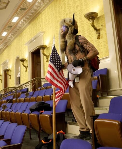 Quién es Q-Shaman, el hombre que entró vestido con pieles y cuernos al Capitolio