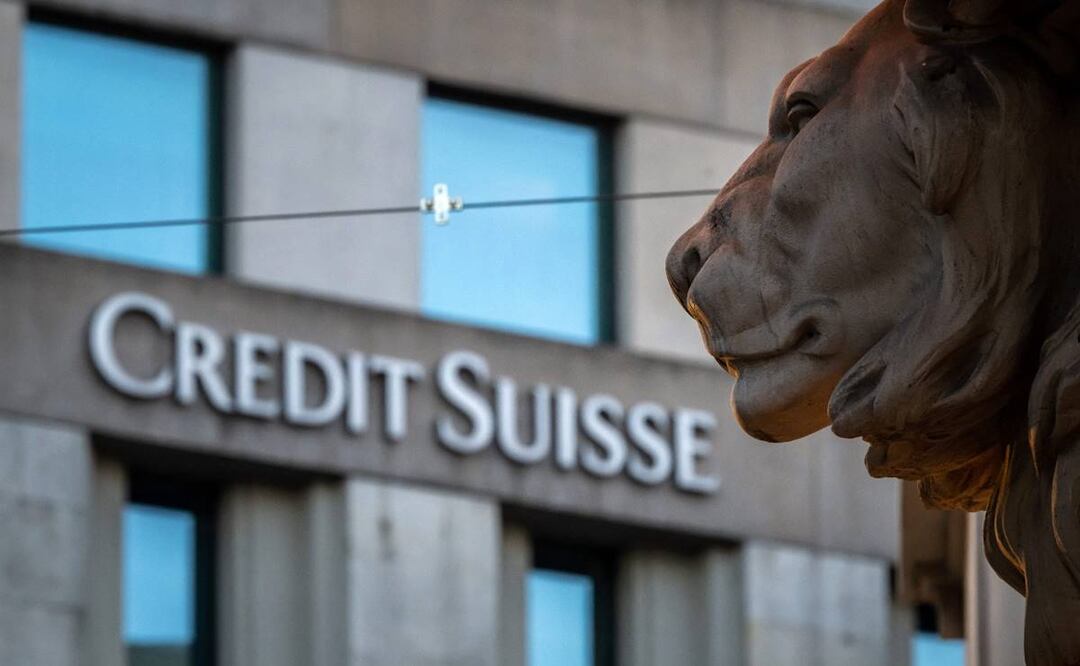 Un letrero del banco Credit Suisse se ve en un edificio de sucursal en Ginebra. FOTO: AFP