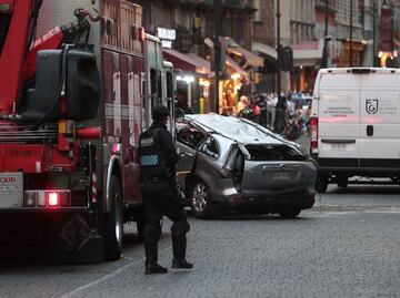 Muere una persona al caer auto del segundo piso de estacionamiento en centro de la CDMX