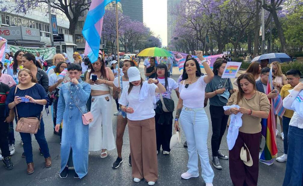 En el marco del Día de la Visibilidad Trans este 31 de marzo, personas transgénero se reunieron en el Monumento a la Revolución para marchar en defensa de sus derechos. Foto: Juan Carlos Williams/ EL UNIVERSAL