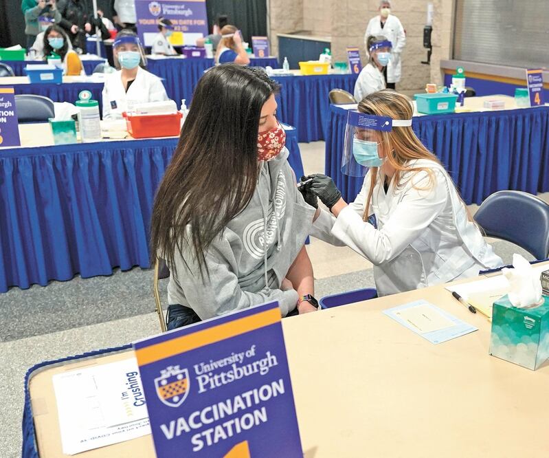 Los apoyos fiscales a escala mundial ayudarán a recuperar la economía más rápido, considera el FMI. GENE J. PUSKAR. AP