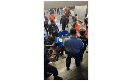 Hombre cae de escaleras fijas y se descalabra en Metro Pantitlán